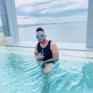 Meet your Posher, Adrian